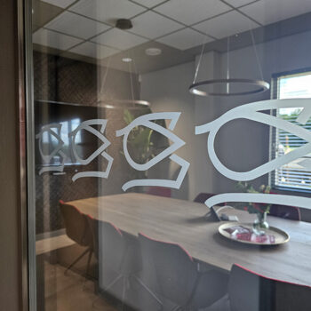 Danbred raamfolie met beeldmerk