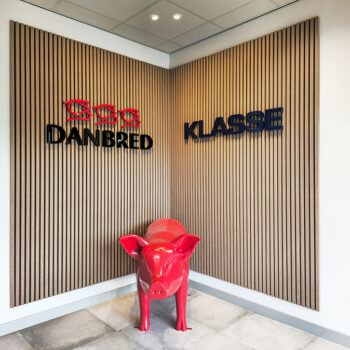 Danbred - signing - logo's op lattenwand